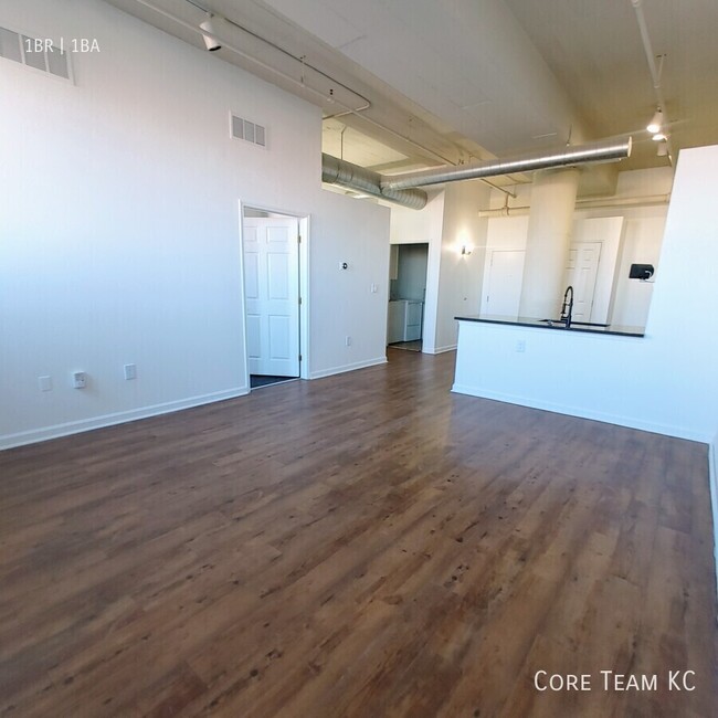 Building Photo - Large Downtown Loft!