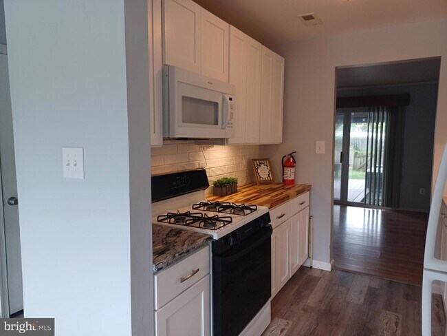 Foto del edificio - 403 Roberts Ln