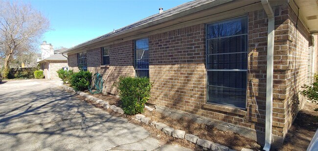 Foto del edificio - 10822 Lynbrook Dr