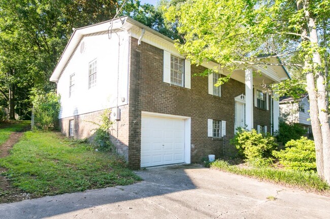 Foto del edificio - Massive Renovated 5BR/3BA Home with Baseme...