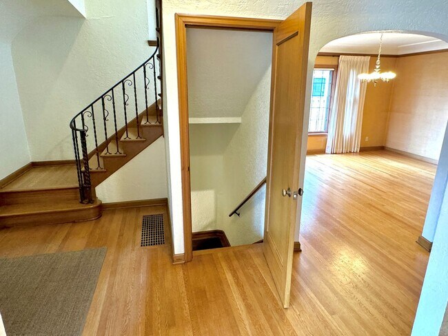 Foto del edificio - Alameda Neighborhood Pristine Tudor Home, Downtown Views, All The Amenities - A Must See!