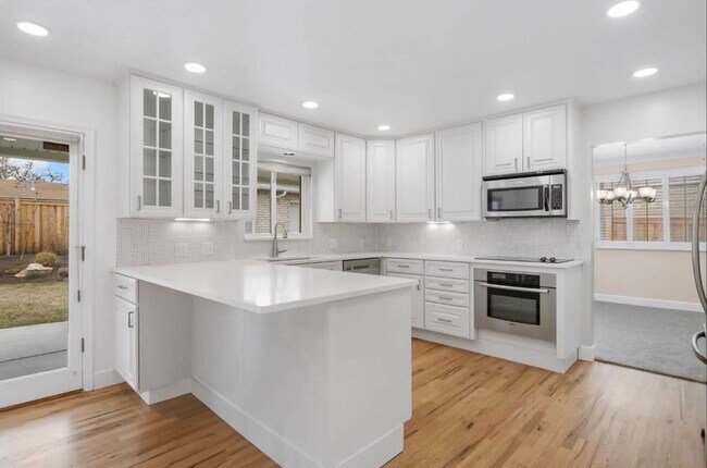 Building Photo - Spacious home for rent -  2.2 miles from t...