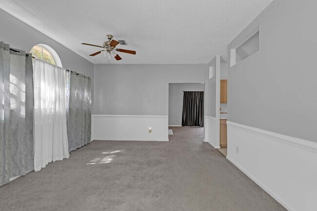 Foto del edificio - Call Sabrina Thomas Office at 757-767-0767...