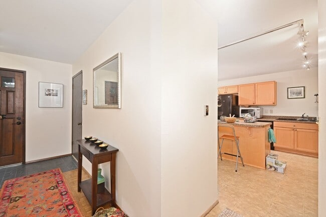 Foto del edificio - Beautiful 2-bed, 2-bath condo in Seattle f...
