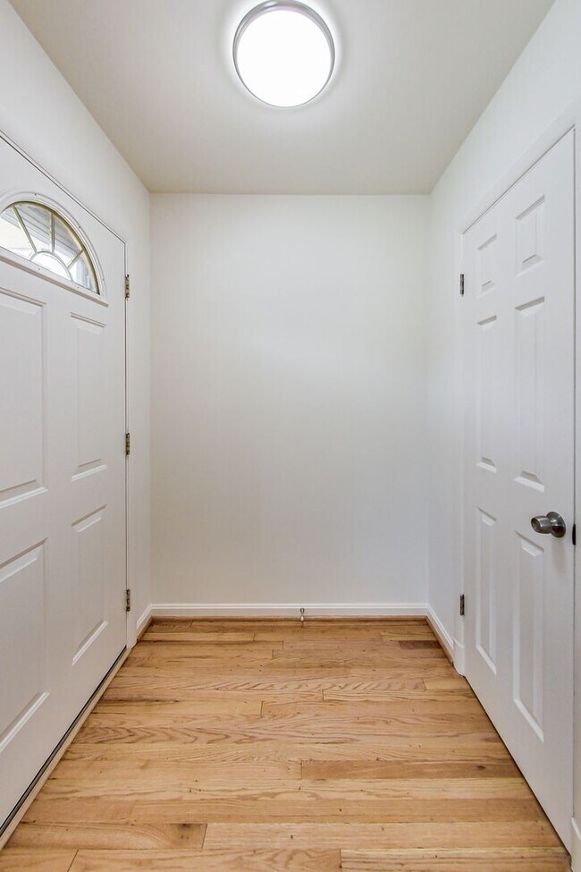 Foto del edificio - 5 Bed / 3 Bath / deep lot/ 2 driveways and...