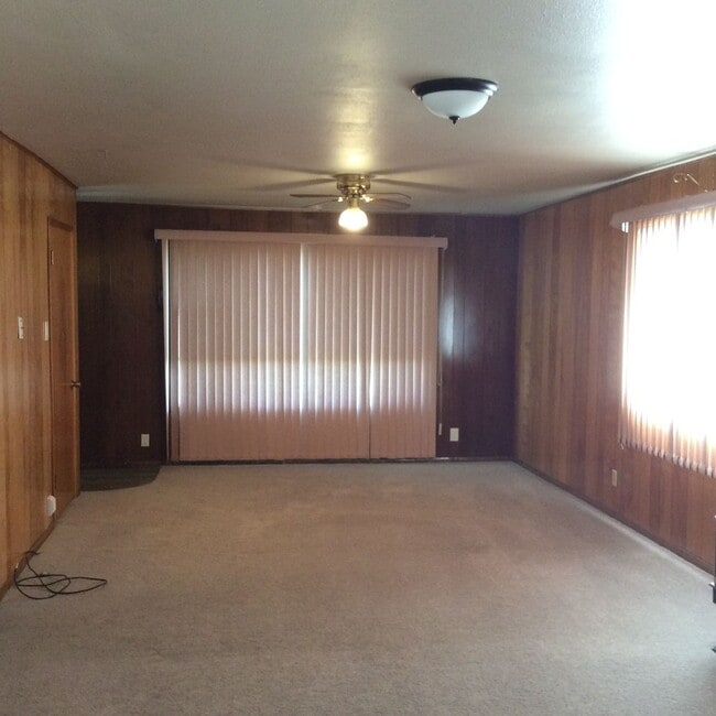 Building Photo - 702 C Ave