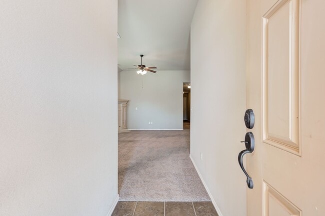 Building Photo - Fantastic home in excellent condition. Off...