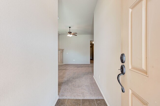 Foto del edificio - Fantastic home in excellent condition. Off...