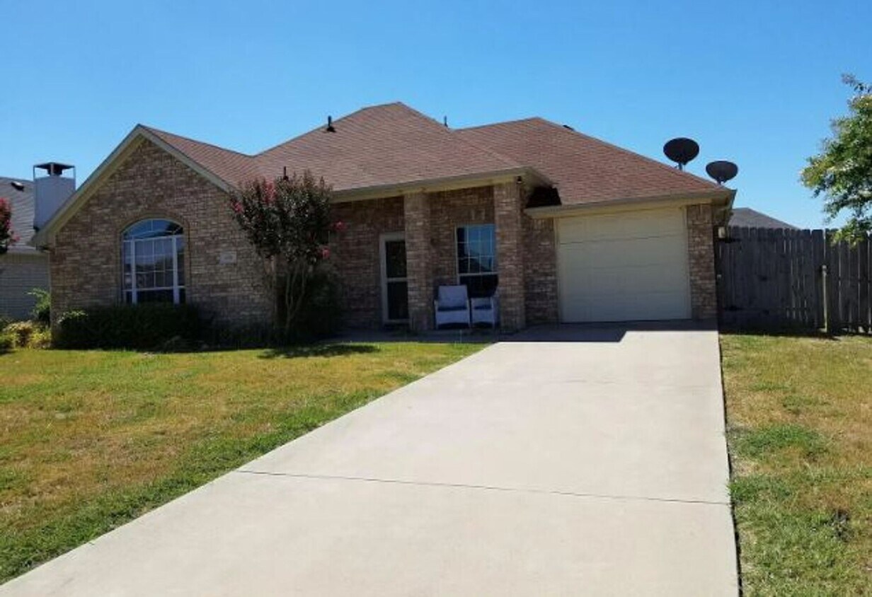Foto principal - Adorable 3-Bedroom Home in Waxahachie, TX