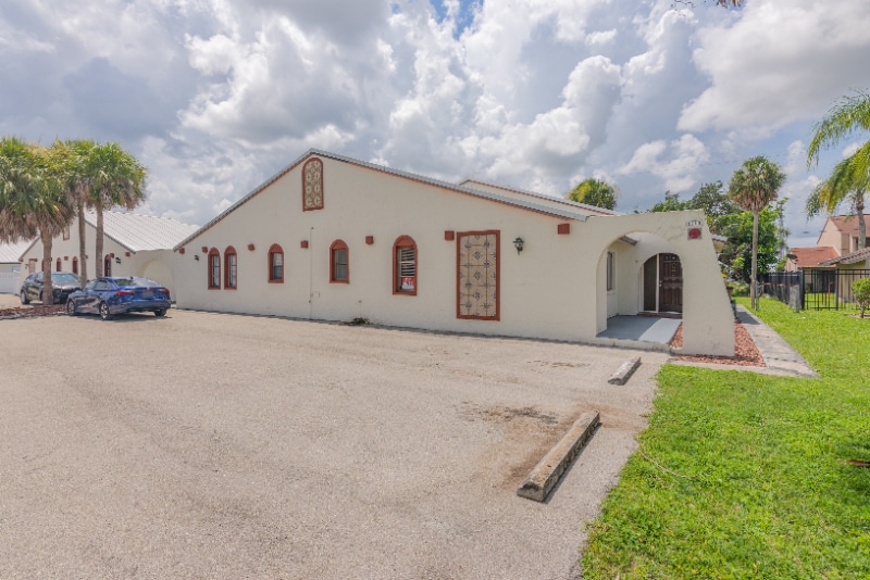 Primary Photo - 1210 SE 8th St