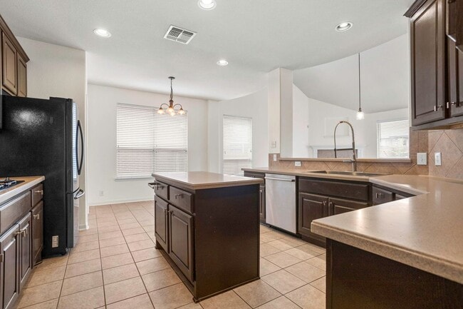 Building Photo - 3415 Highline Tr