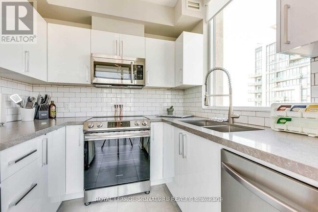 Building Photo - 3504 Hurontario St