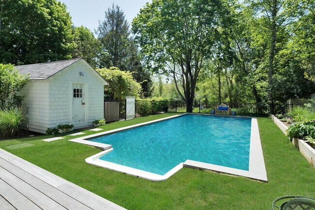 Building Photo - 2863 Montauk Hwy