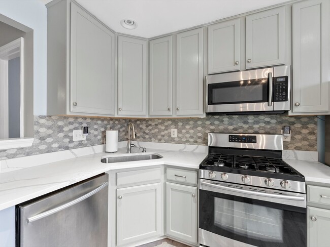 Foto del edificio - This move-in ready townhome has been thoug...