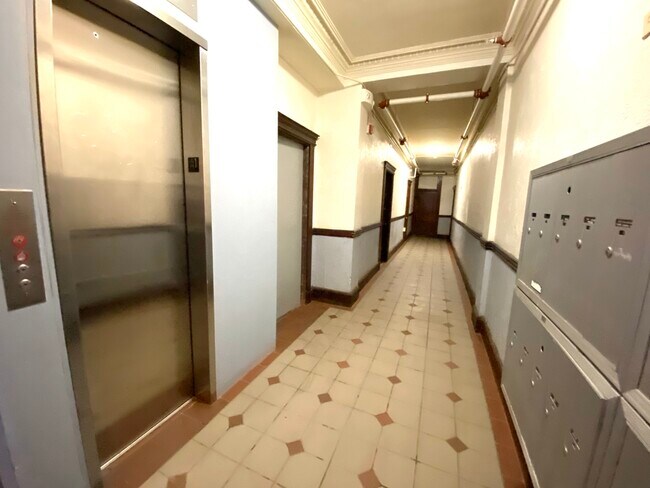 Foto del edificio - 28 Westland Ave