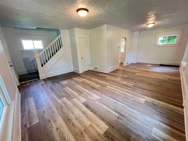 Building Photo - 353 Talbot Ave