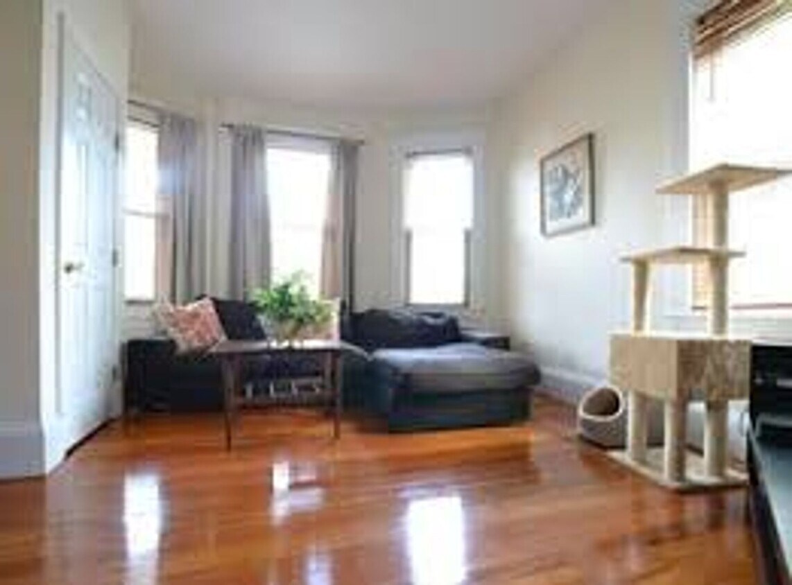 Foto principal - No Brokers Fee, Oak Sq. Area, Porch, Eat-i...