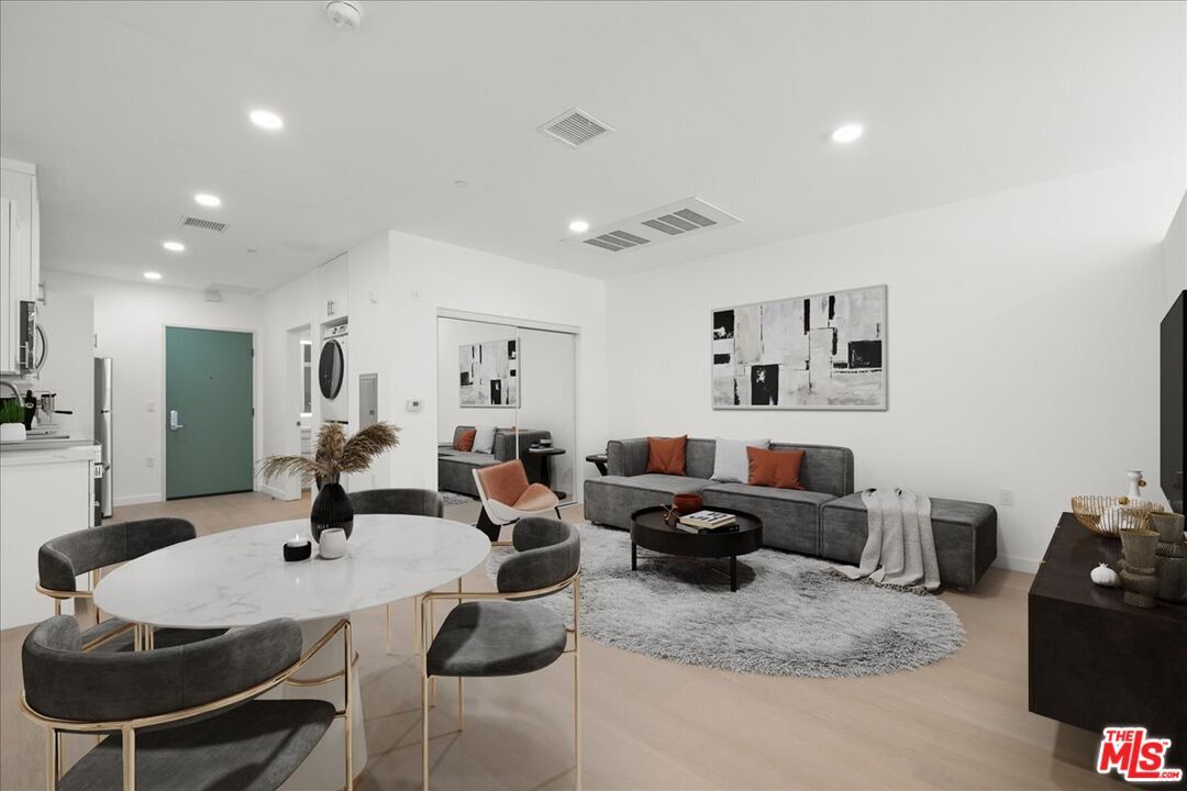 Foto principal - 3977 Beverly Blvd