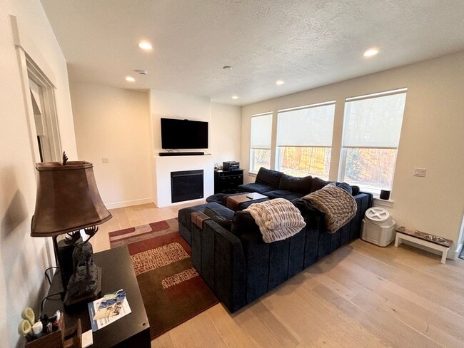 Foto del edificio - 4 bedroom/2.5 bathroom Townhome in Salt Lake City