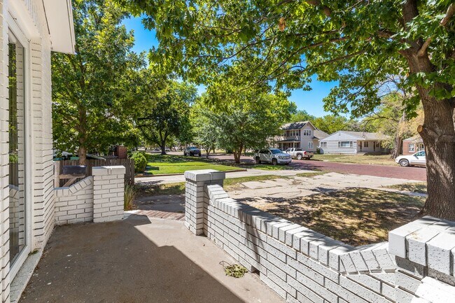Foto del edificio - Updated three bedroom home