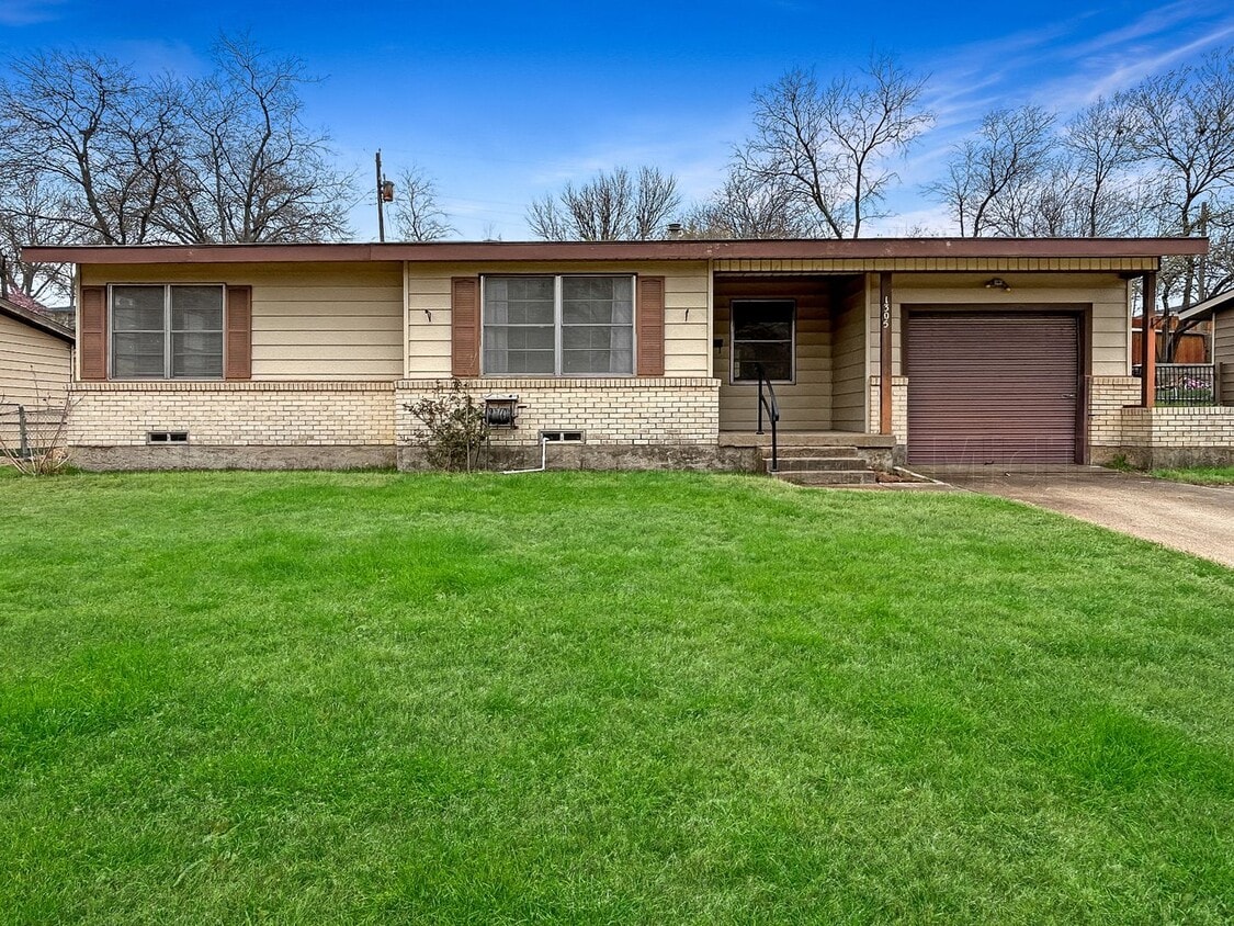 1305 Burleson St, Grand Prairie, TX 75050 House Rental in Grand