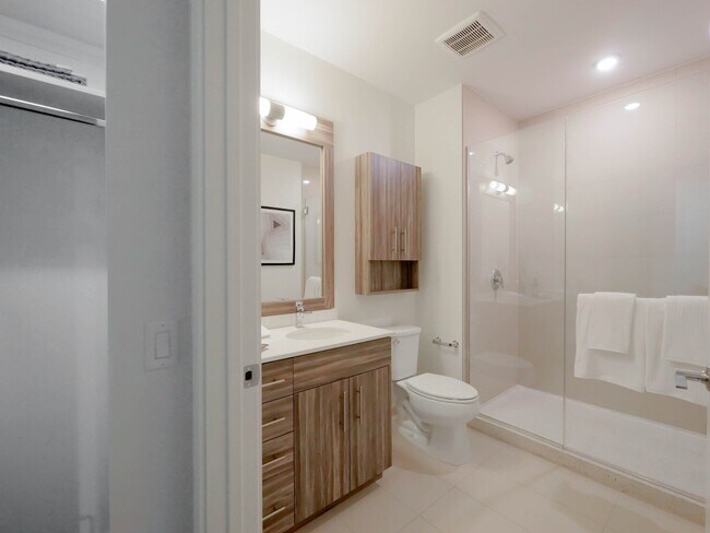 Building Photo - 538 N McClurg Ct