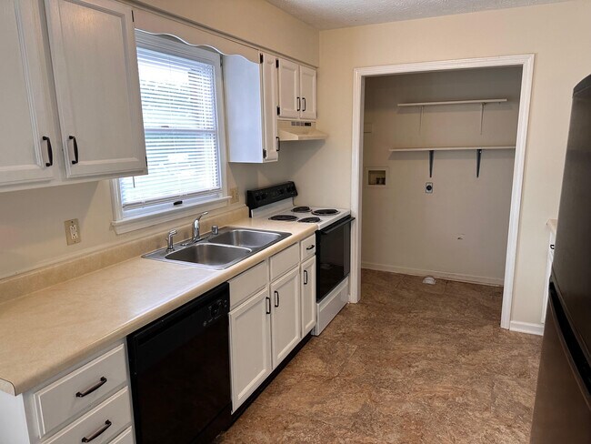 Building Photo - 129 Running Brook Trl