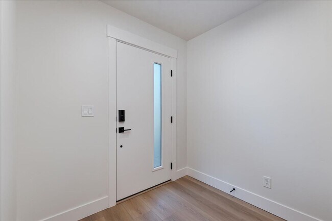 Building Photo - BRAND NEW 3 bed 3.5 bath townhouse