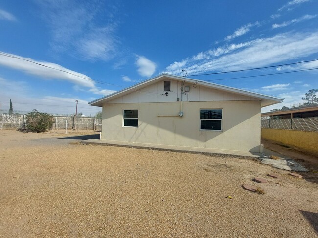 Building Photo - 3 bedroom 2 bathroom beautiful rental ! Av...