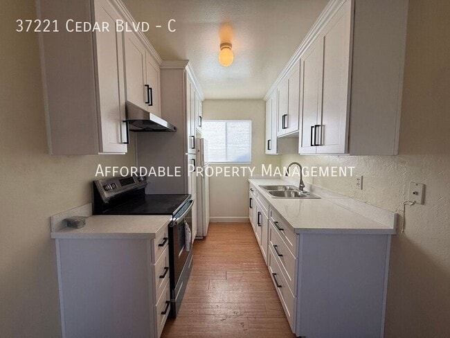 Foto del edificio - 37221 Cedar Blvd