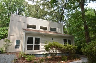 Building Photo - 1 Benchmark
