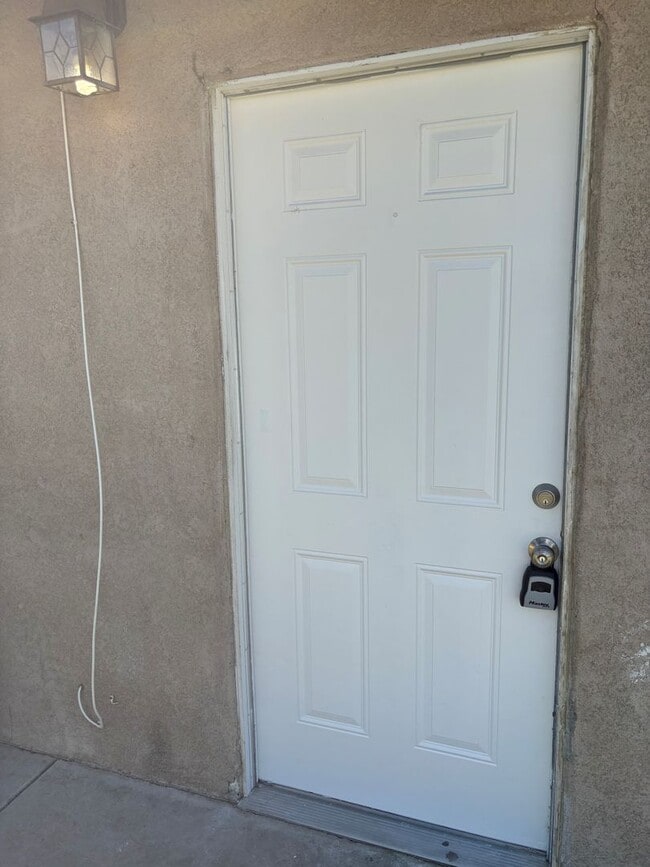 Building Photo - 2 Bd 1 Ba Home | Huge Lot in East Bakersfield