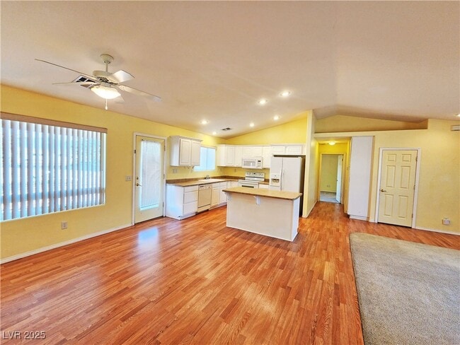 Building Photo - 960 Lone Pine Rd