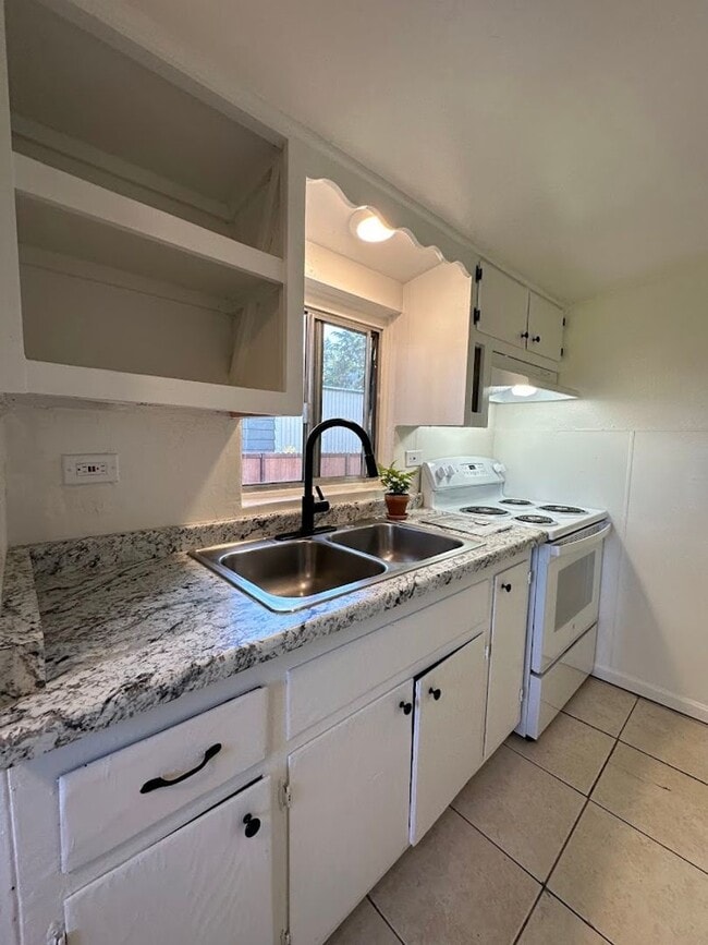 Building Photo - Charming One Bedroom in the Heart of Red Bluff! Pet Friendly!