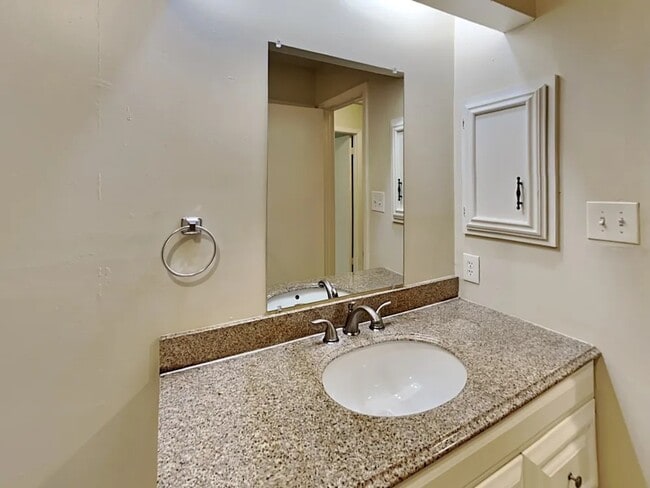 Foto del edificio - 16402 Forest Bend Ave