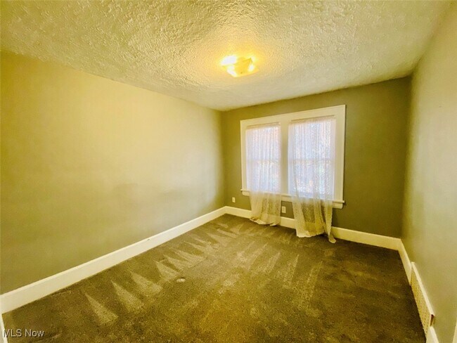 Foto del edificio - 2420 E Market St