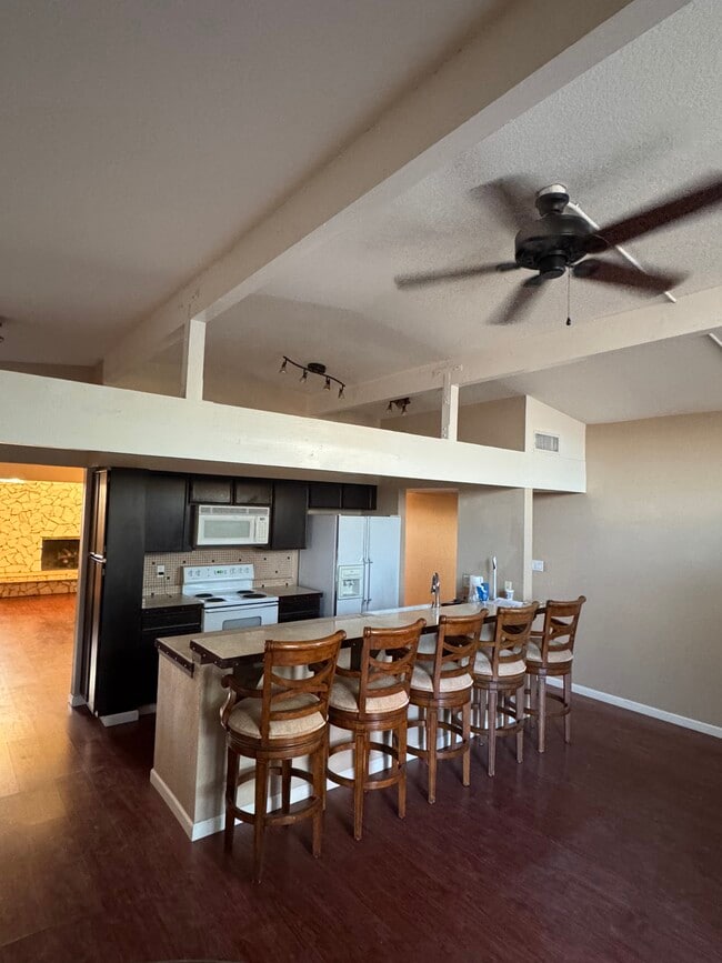 Building Photo - 225 S Wallace Dr