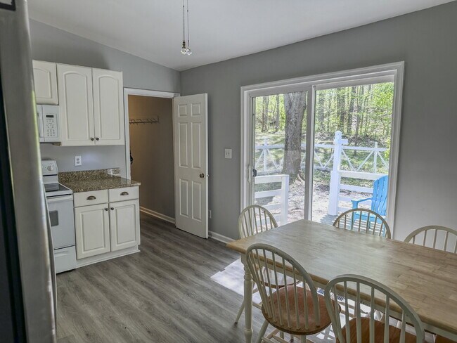 Foto del edificio - Charming 3-Bedroom 2-Bathroom Haven with F...