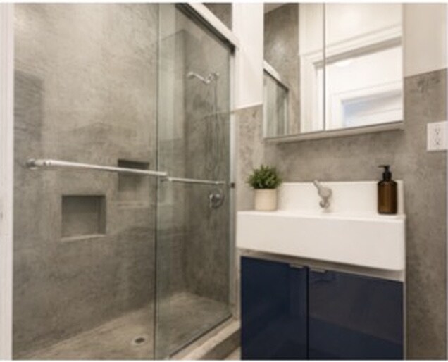 Baño - 437 N Spaulding Ave