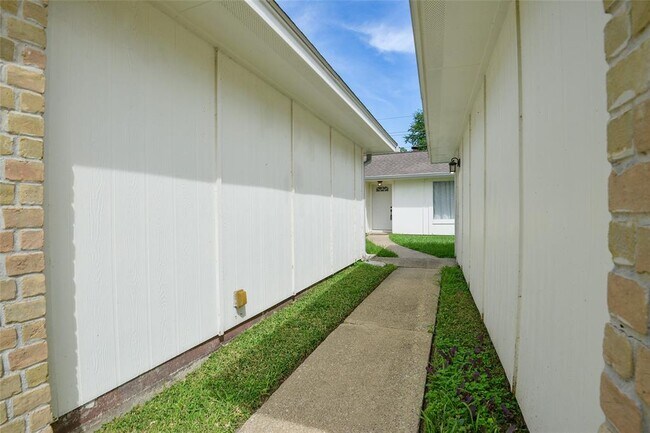 Building Photo - 17411 Morning Star Ave