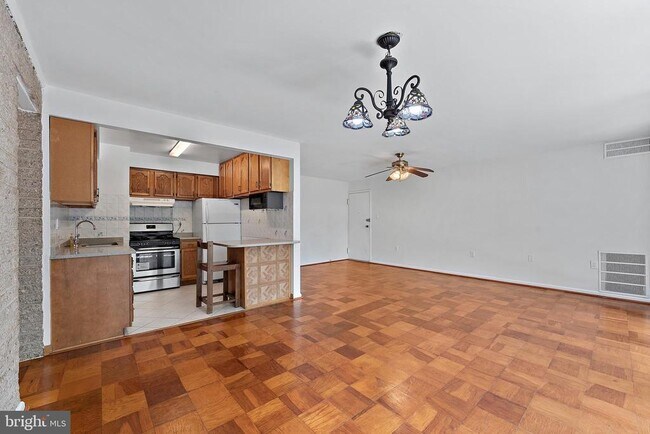 Foto del edificio - 4420 Briarwood Ct N