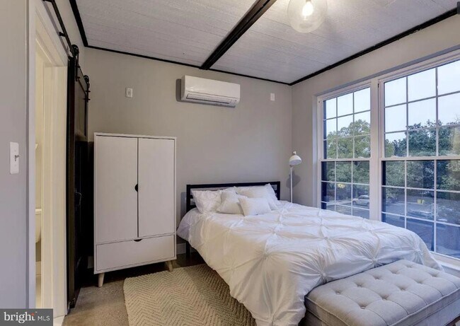 Foto del edificio - 12 W Montgomery St