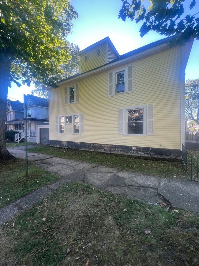 Foto del edificio - Large 4 Bedroom House with Garage