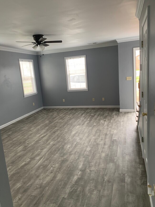 Foto del edificio - 105 Hines Blvd