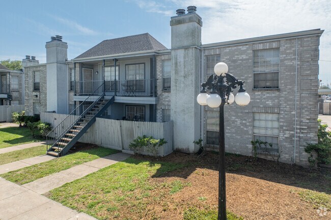 Alterno - De Moss Condominiums
