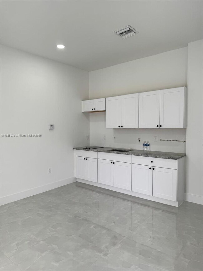 Foto del edificio - 2807 Leeland Heights Blvd