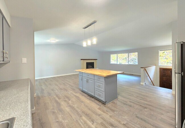 Foto del edificio - 4 Bedroom 3 Bath in Lake Forest Park