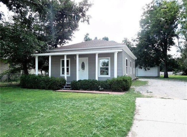 Foto del edificio - Charming 2-Bedroom Home on 4 Acres
