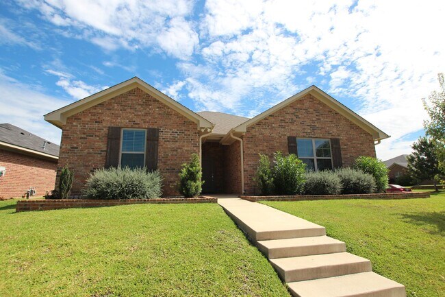 Building Photo - Beautiful 3 Bedroom 2 Bath Coming Soon in ...