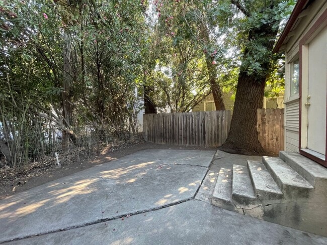 Building Photo - 212 W 1st Ave